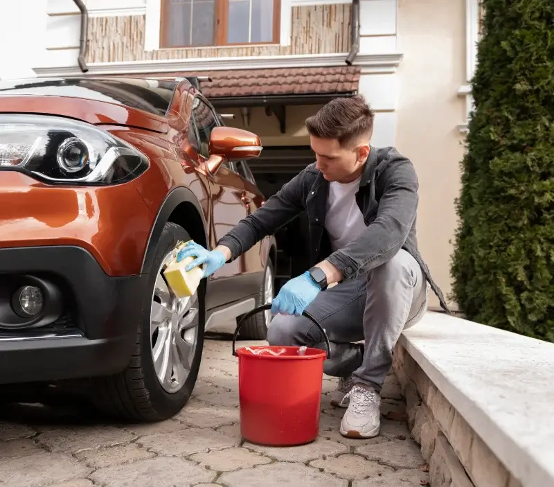Lavage auto à domicile Sivry-Courtry : professionnel intervenant sur un véhicule